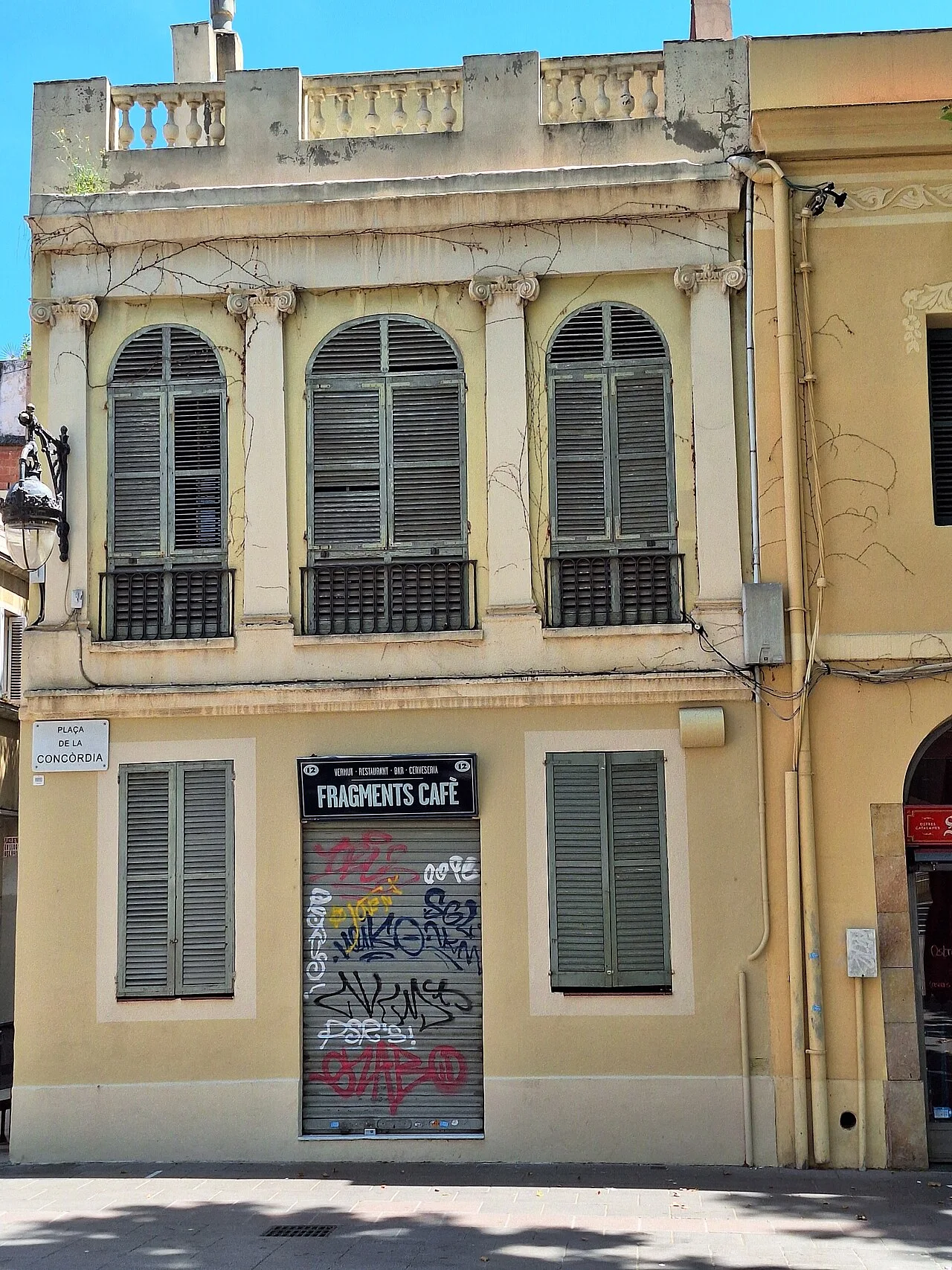 Façade au 12 plaça de la Concòrdia, dans le district des Corts.