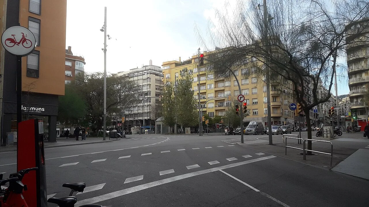 La plaça Molina, près des stations Plaça Molina et Sant Gervasi.