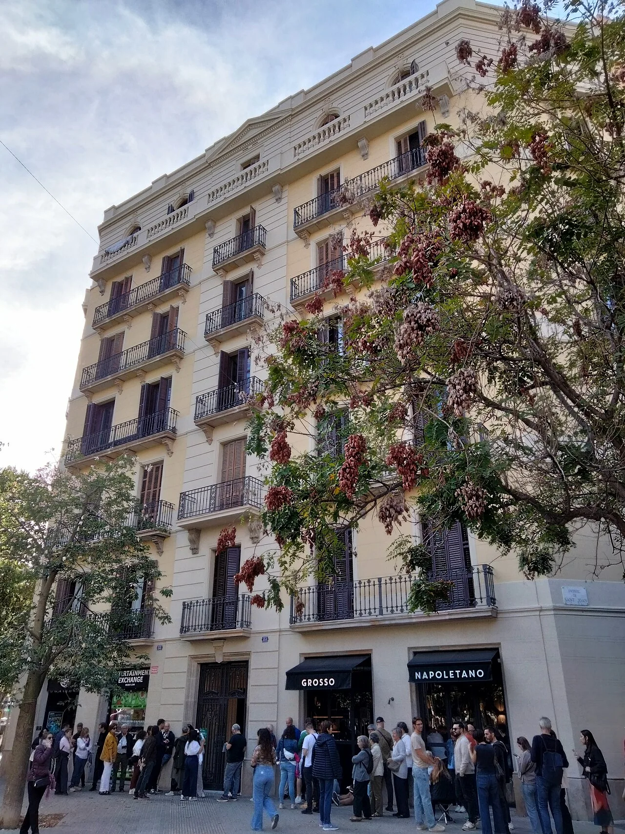 Angle du passeig de Sant Joan et du carrer d’Ausiàs Marc, au numéro 55 de la rue.