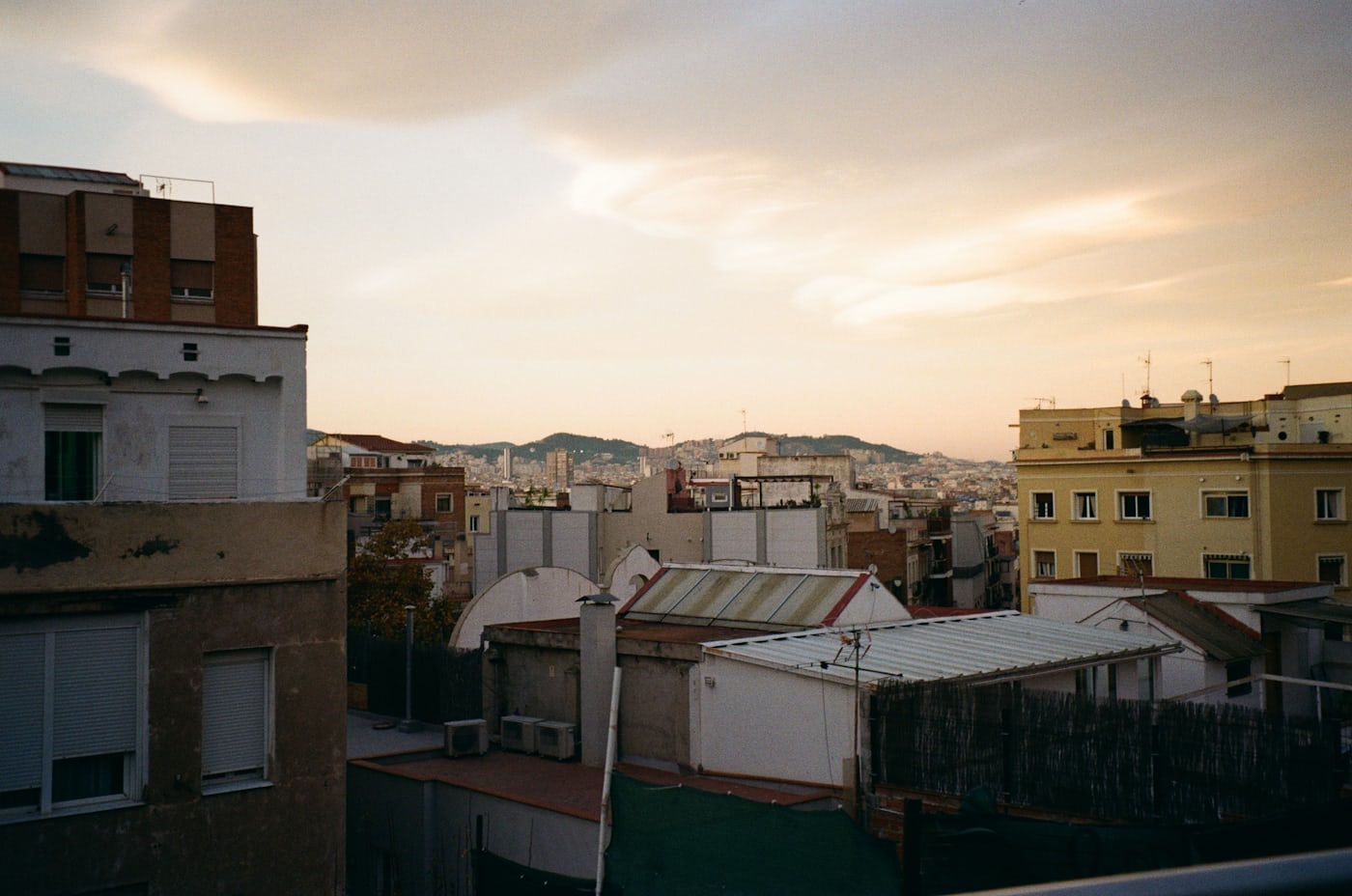 Vue de Barcelone au coucher du soleil